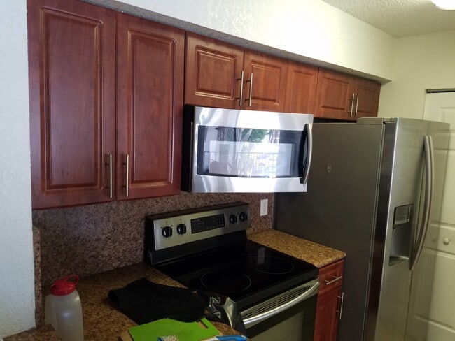 Building Photo - 570 S Park Rd Unit 6-16