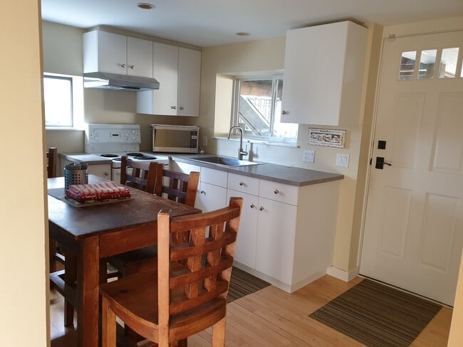 Photo - 2821 St. Georges Av Unité Garden Suite