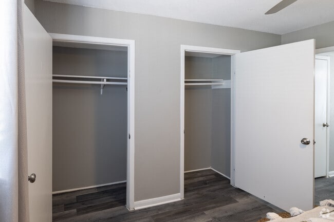 2BR, 2 BA - 800SF - Closet