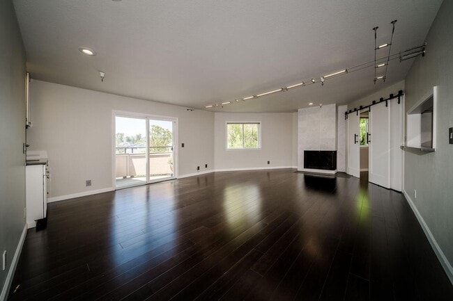 EPIC REA:End-Unit & Top 2 Floor (Penthouse... - EPIC REA:End-Unit & Top 2 Floor (Penthouse... Unit 206