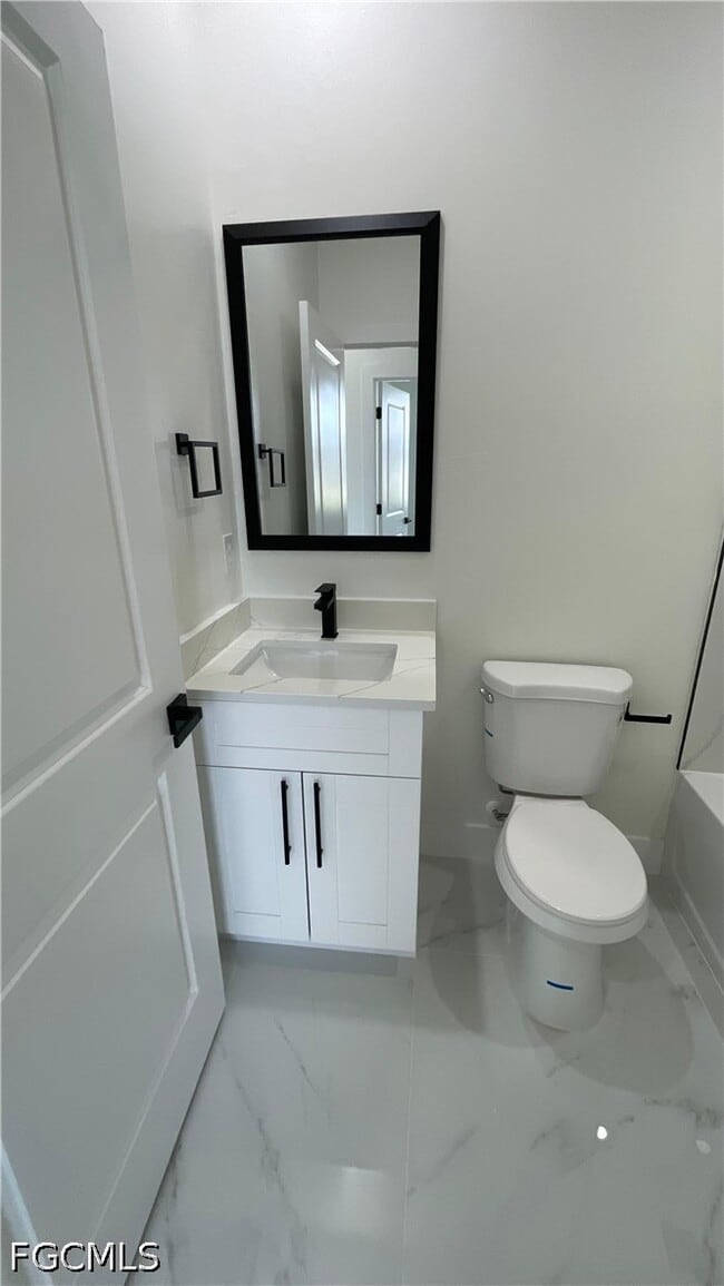 Photo - 528 Raintree St E