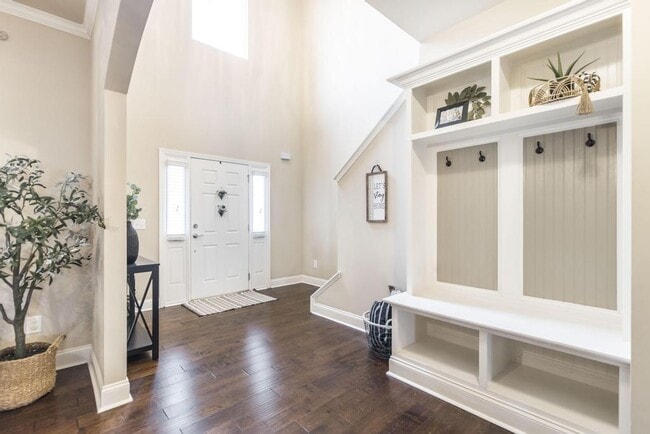 Building Photo - "Spacious 4-Bedroom Home with Granite Coun...