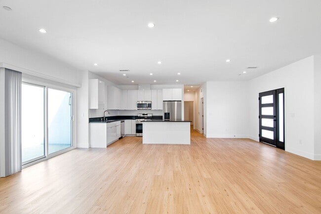 Modern 5 bedroom House for lease in Northr... - Modern 5 bedroom House for lease in Northr...