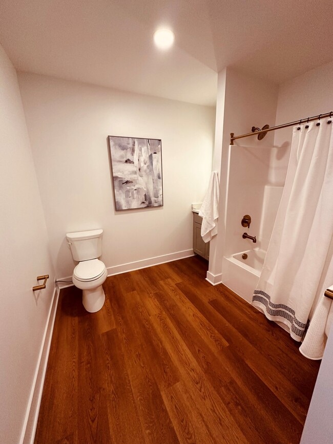 Building Photo - Fox Apartments, New One Bedroom Unit 207