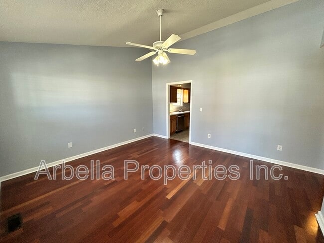 Photo - 104 St James Pl
