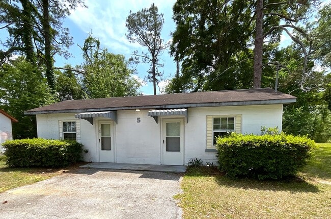 Building Photo - Sweet 1/1 Cottage at Hill Loop in Bonifay with Water/Sewer, Garbage, & Lawn Maintenance Included