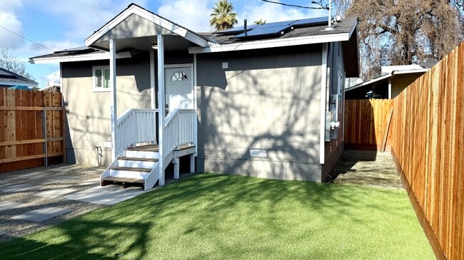 Photo - 10851 Hamill St