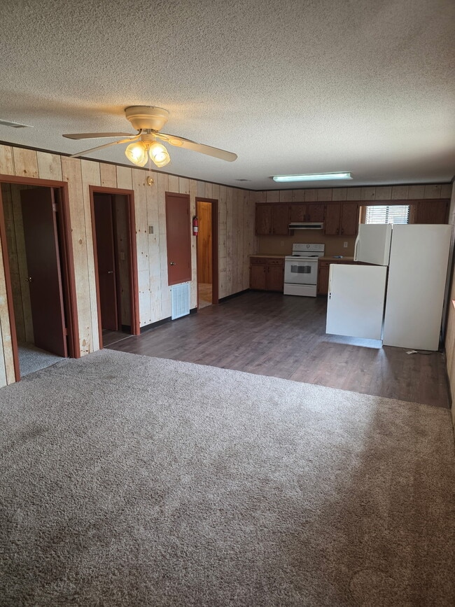 Building Photo - Oak Ridge Apartment Unit 4