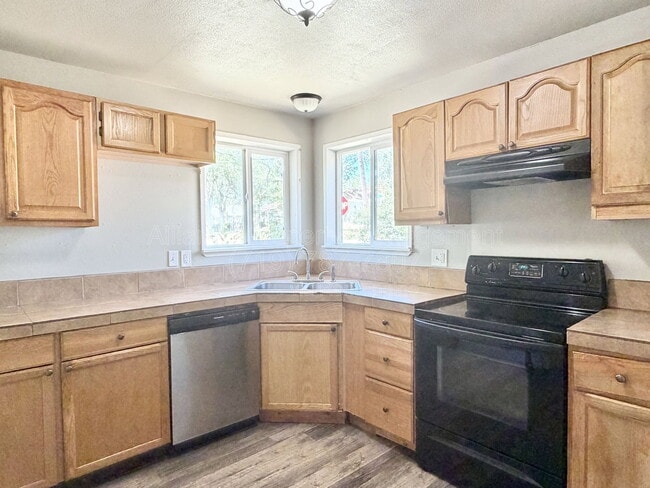 Photo - 2528 Tremont St