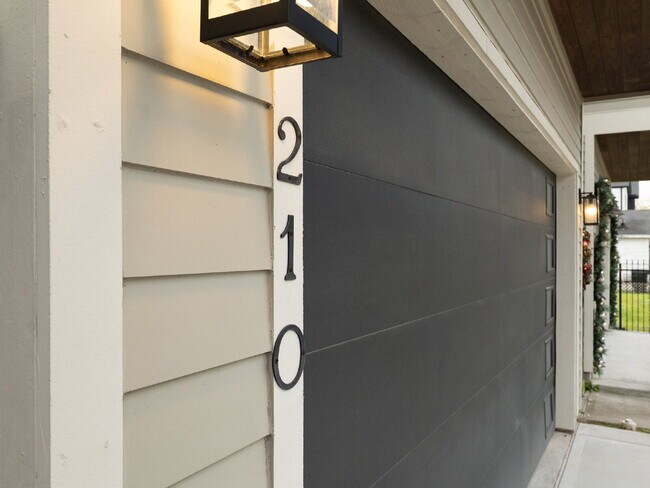 Photo - "Charming 4-Bed Houston Haven with Elegance on East 32nd Street!"