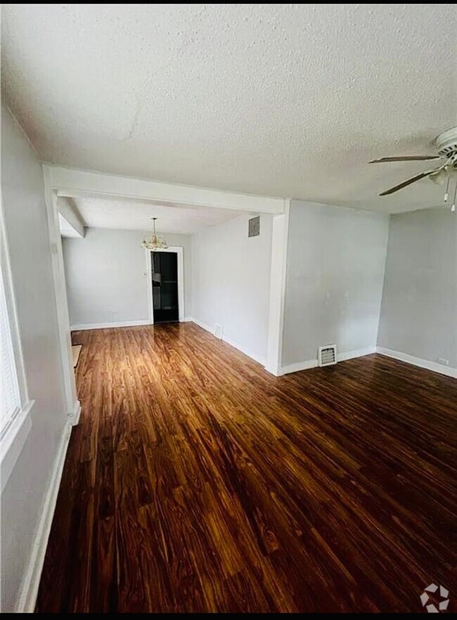 Building Photo - 3 bedrooms 1 Full bathroom. The house is v...