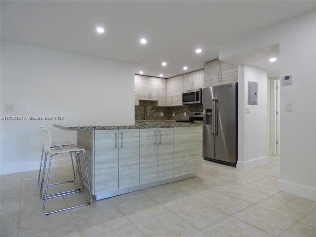 Photo - 10355 N Kendall Dr Unidad CC7 Rental