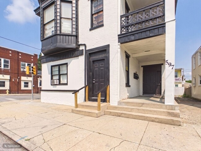 Building Photo - 597 W Philadelphia St Unit 1R
