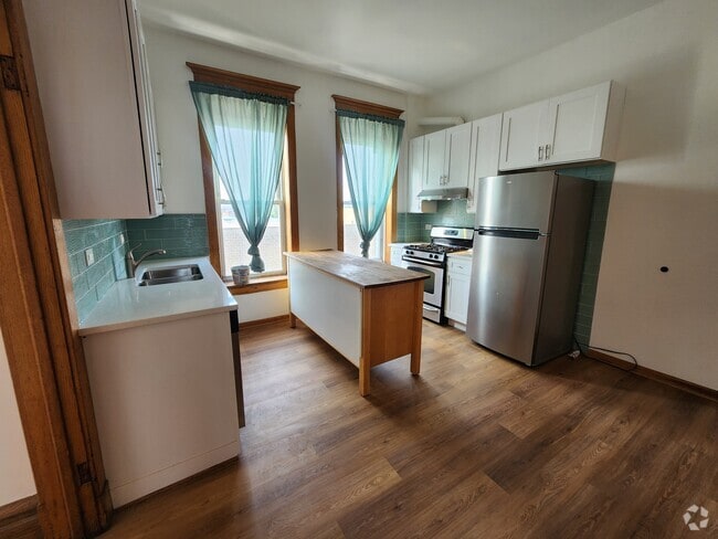 Building Photo - 2404 W Superior St Unit 3E Rental
