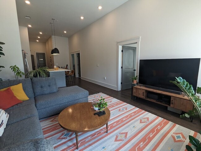 Building Photo - Modern Condo in the heart of East Nashville, just steps from South Inglewood Park! Unit 101