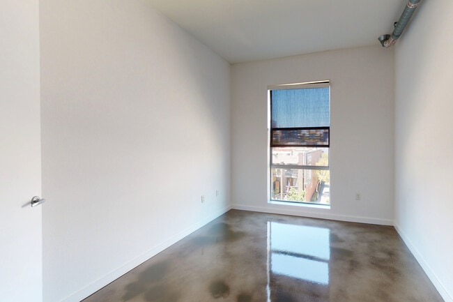 1BR, 1BA + Den - 879 SF