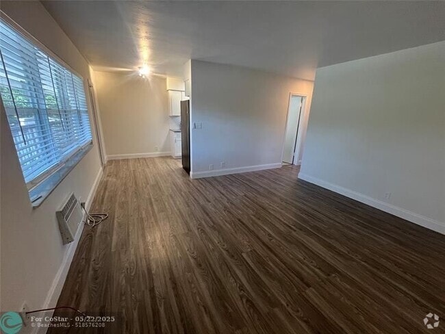 Building Photo - 700 SE 13th St Unit 7 Rental