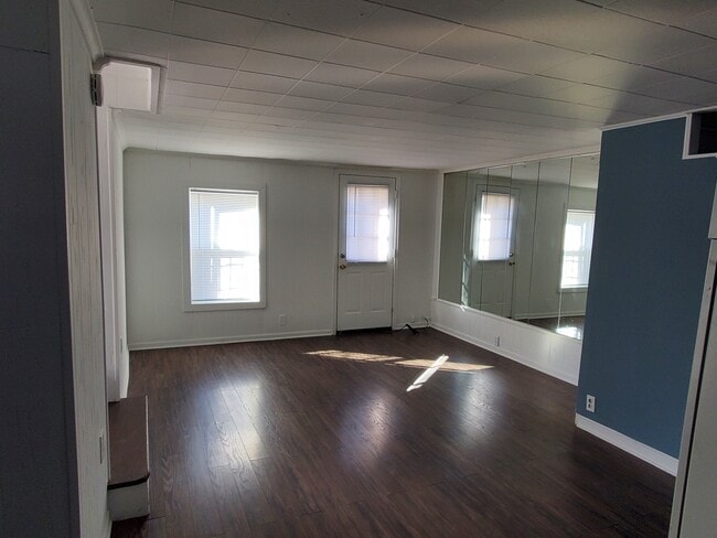 Living Room - 834 N Greenview Ave Unit 1R