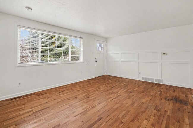 Photo - 1790 Ulster St
