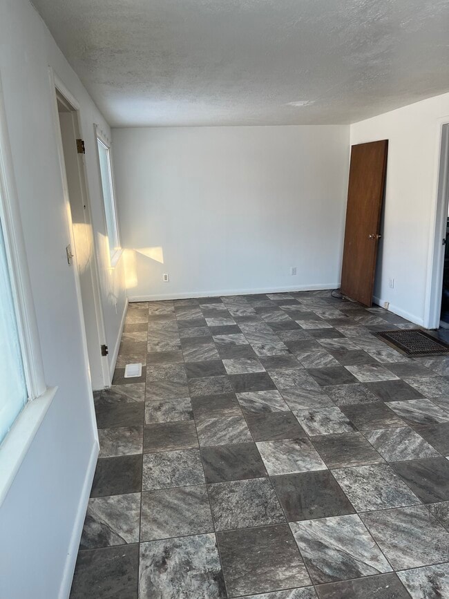 Photo - 714 6th St N