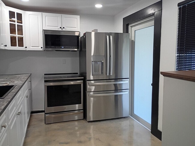 Building Photo - 1701 NE 191st St Unit --