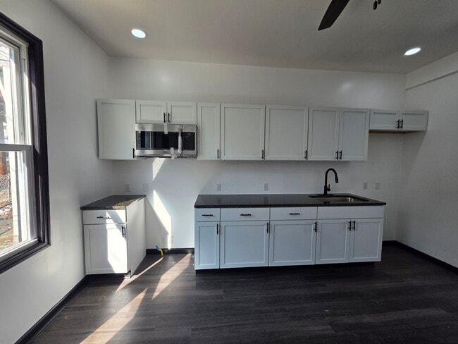 Photo - Fully Updated 2 bedroom 1 bathroom home for rent!