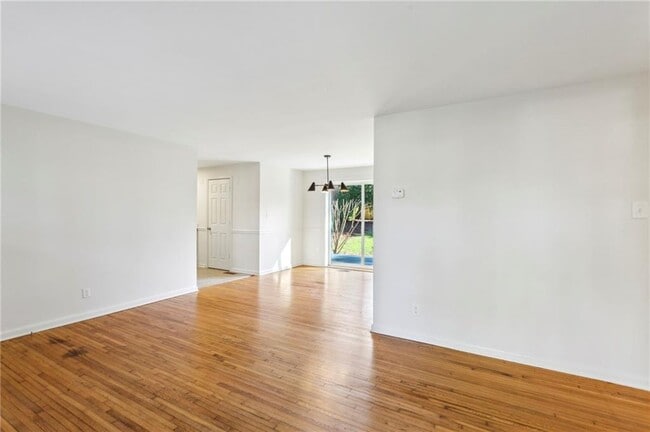 Photo - 2474 Warwick Cir NE