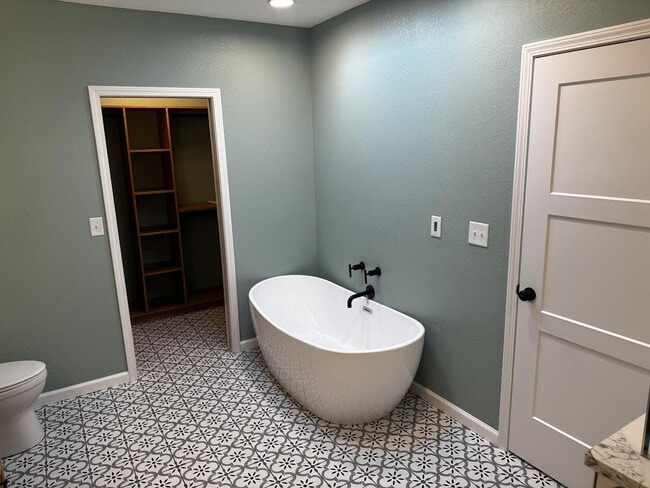 Building Photo - "Coastal Comfort Awaits: Spacious 4-Bed, 3...