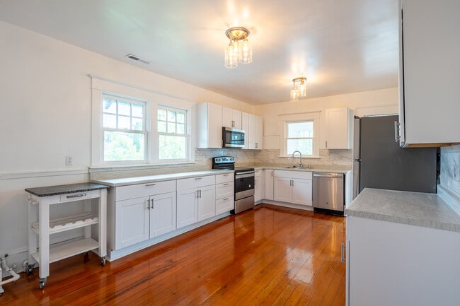 Building Photo - 2346 SE Ankeny St Unit 2346 Rental