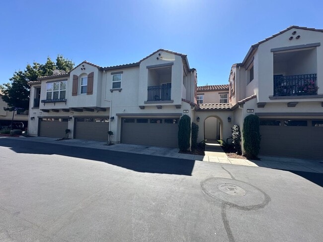 Building Photo - Stunning 3 Bedroom, 2.5 Bath Townhome / Be...
