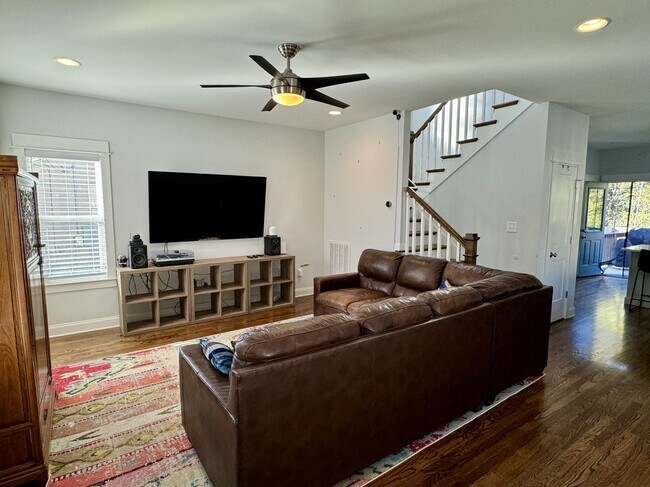 349 Queen Ave