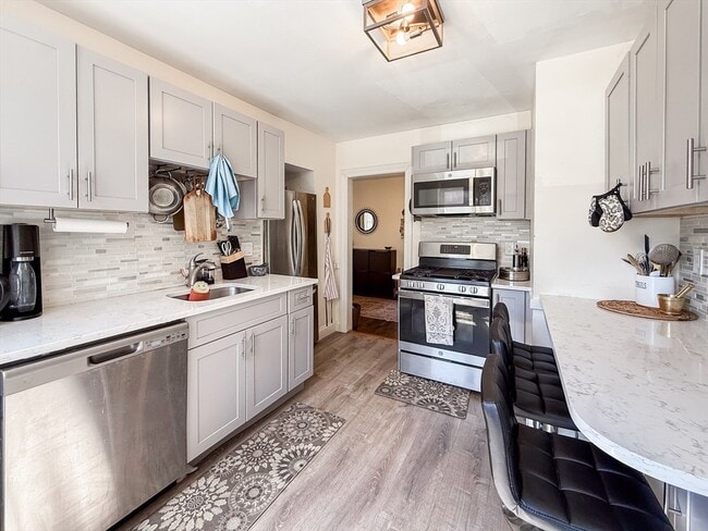 Building Photo - 84 Strathmore Rd Unit 4