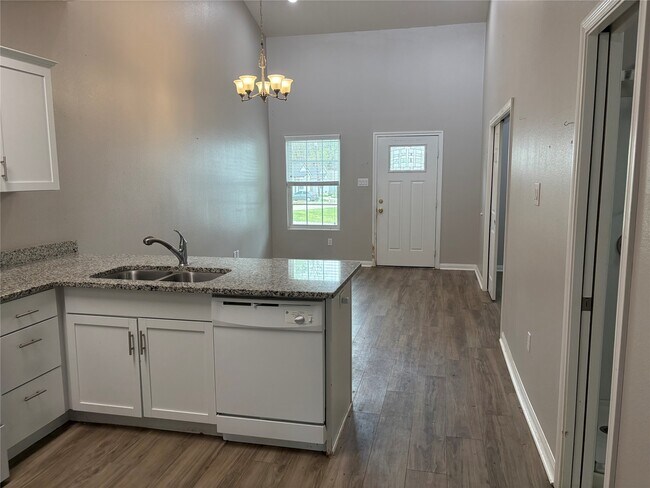 Photo - 16839 Balmoral St