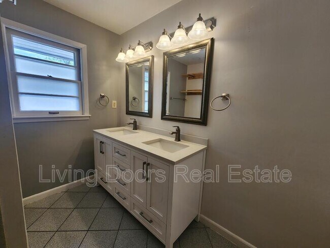 Photo - 3870 Steele Ave