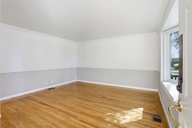 Photo - 933 Barstow Ct