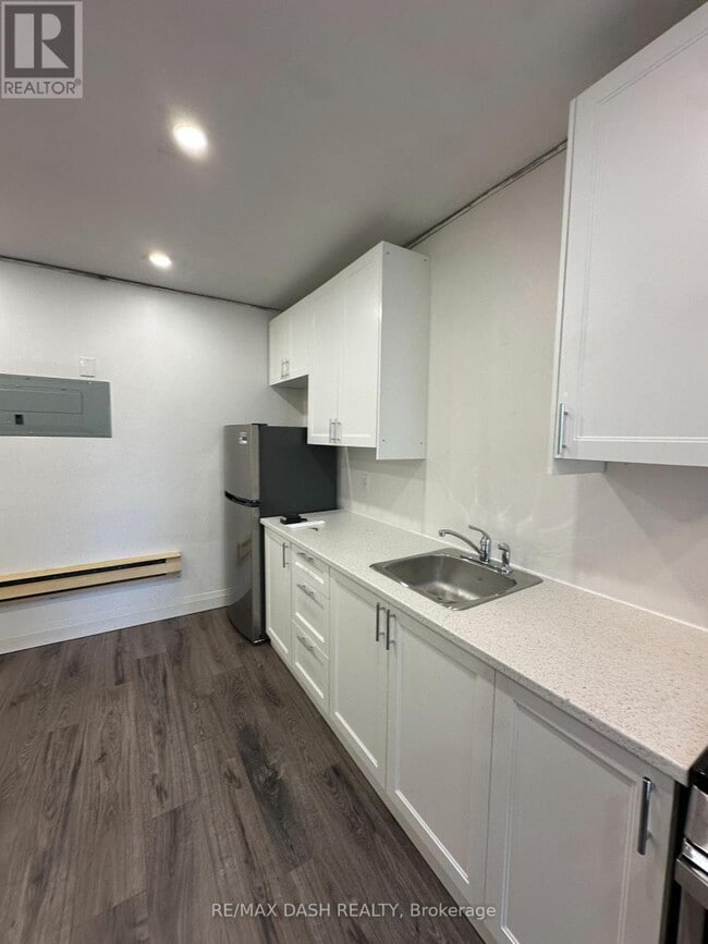 Photo - 565 Yonge St