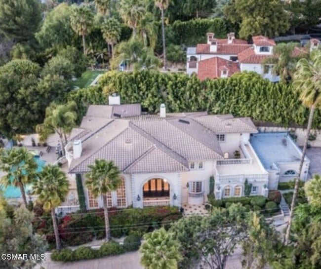 Building Photo - 4440 Hayvenhurst Ave