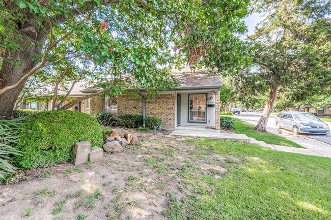 13747 Flagstone Ln