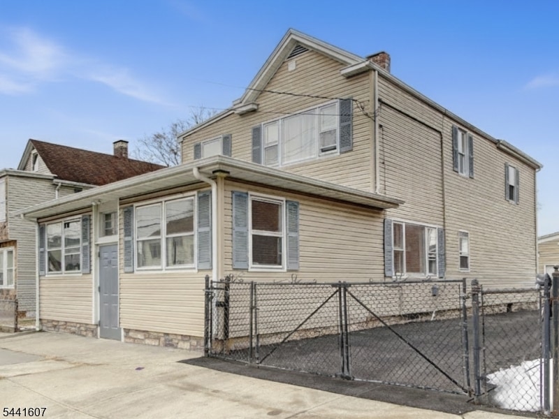 Photo - 27 Honiss St