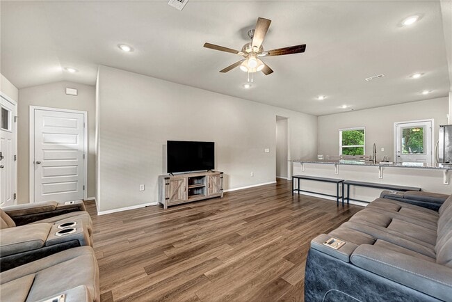 Photo - 103 W Gillian Ave