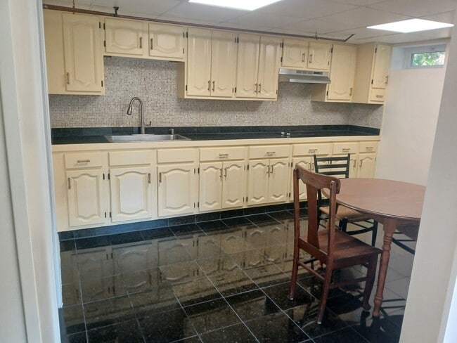 27 Middletown St Unidad B2
