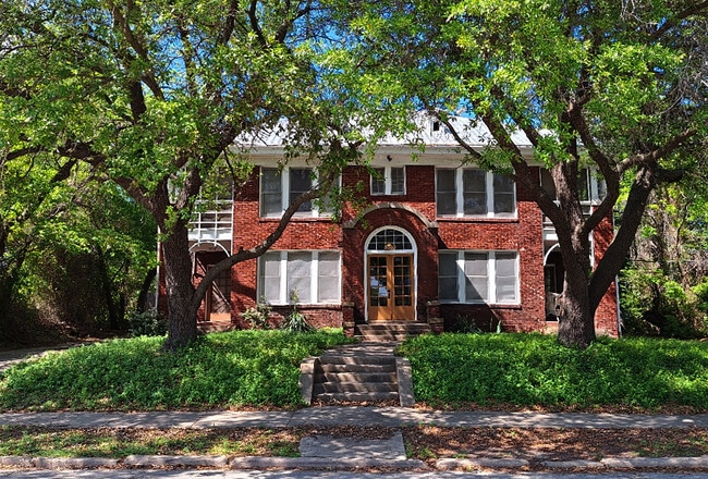 upper right one bedroom apartment available - 3228 Washington St Unit #4