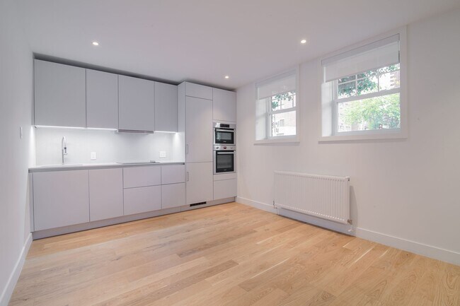 Building Photo - 4715 Chem. Queen Mary Unit 37