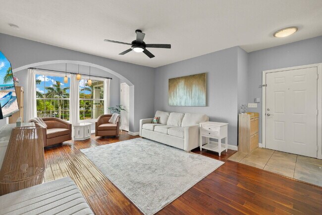 Photo - Live the Resort Lifestyle at Tides at Pelican Landing – Furnished 2BR Condo Unidad 305