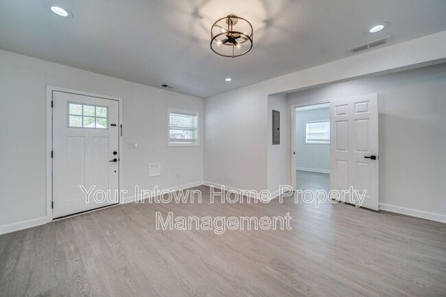 Photo - 1047 Grant Way SE