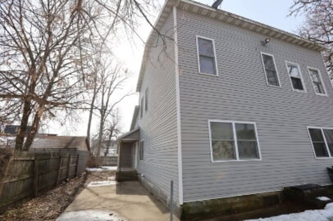 Building Photo - 826 4th St NW