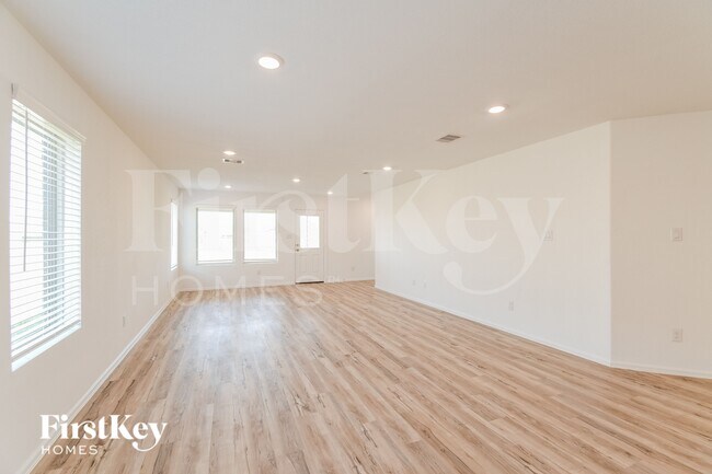 Photo - 456 Maple Bnd Ln