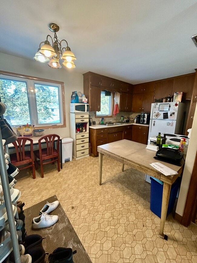 Photo - AVAILABLE JUNE - Nice 5 Bed 2 Bath Near Campus w/ OSP & Huge Yard