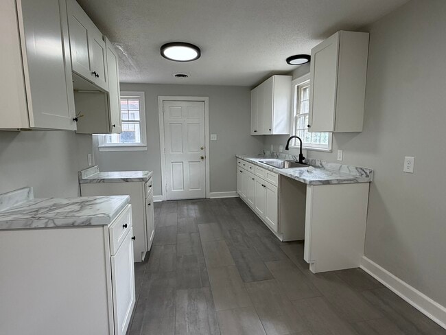 Photo - 2440 Woodbine Ave