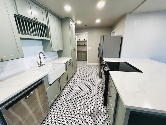 Building Photo - Beautifully Updated 3BD 2BA Home in Covete...